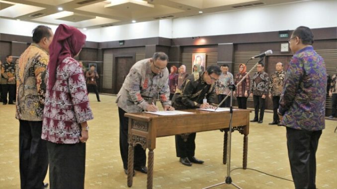 Puspayoga Lantik Prof Rully Indrawan dan Luhur Prajarto, sebagai Seskemenkop dan Deputi Bidang Kelembagaan, Kemenkop-UKM